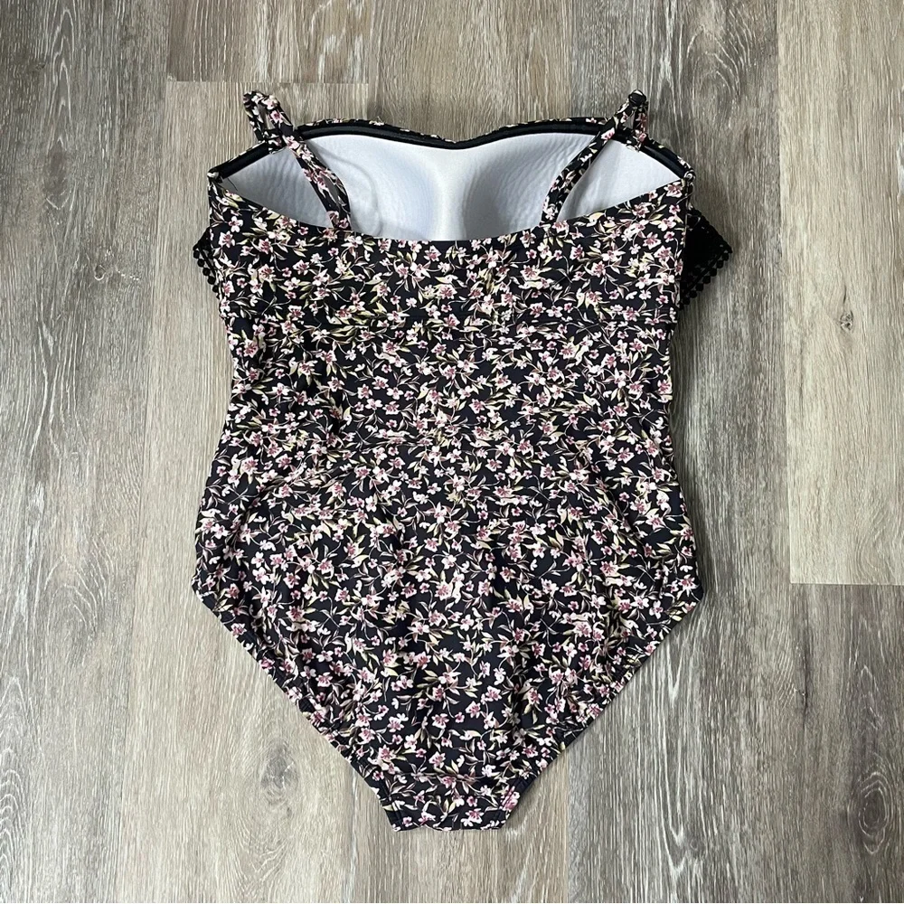 Kona Sol floral ruffle top swimsuit. Convertible removable straps, large.